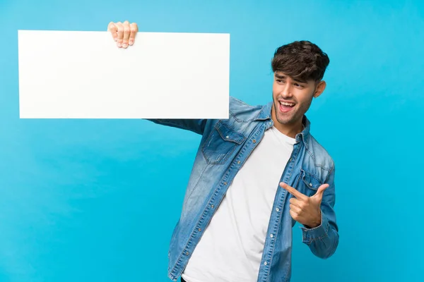 Jeune Homme Beau Sur Fond Bleu Isolé Tenant Une Plaque — Photo