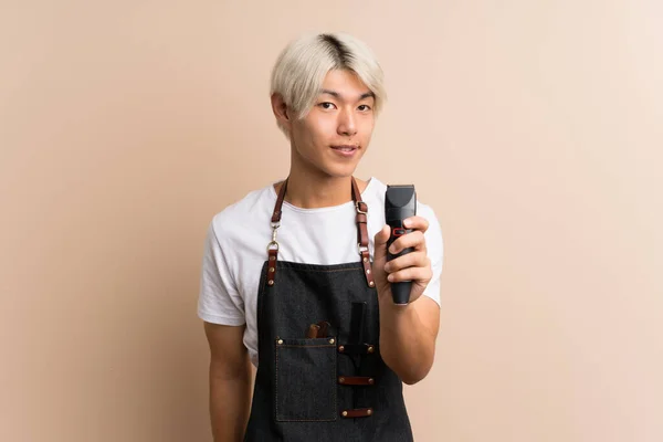 Joven Asiático Hombre Sobre Aislado Fondo Con Peluquería Peluquero Vestido — Foto de Stock