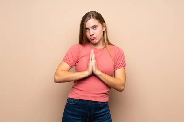 Adolescente Rubia Chica Sobre Aislado Fondo Suplicando — Foto de Stock