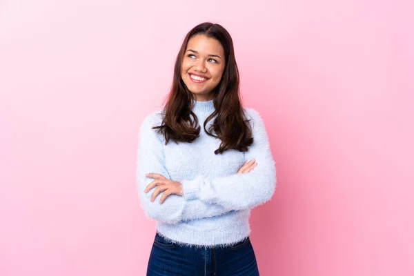 Ung Colombiansk Flicka Över Isolerad Rosa Bakgrund Tittar Sidan — Stockfoto