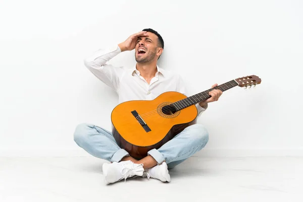 Joven Sentado Suelo Con Guitarra Dado Cuenta Algo Intención Solución — Foto de Stock
