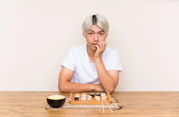 Młody Azji Człowiek Sushi Stół Nerwowy Przestraszony — Zdjęcie stockowe