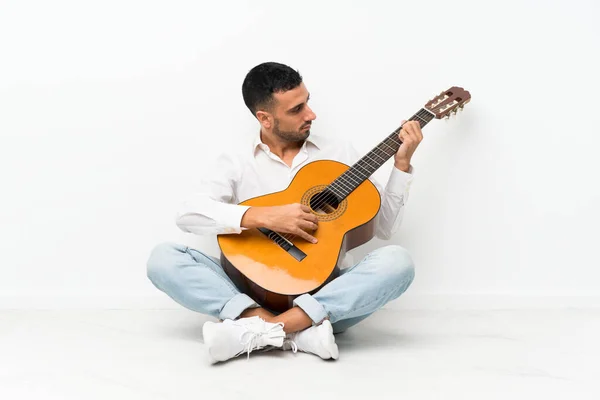 Jeune Homme Assis Sur Sol Avec Guitare — Photo