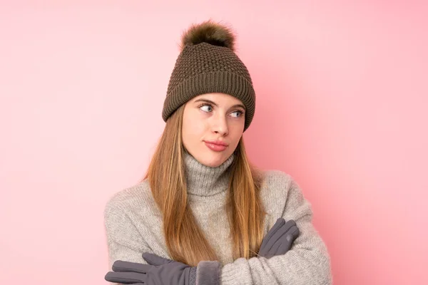 Junges Teenager Mädchen Mit Wintermütze Über Isoliertem Rosa Hintergrund Denkt — Stockfoto