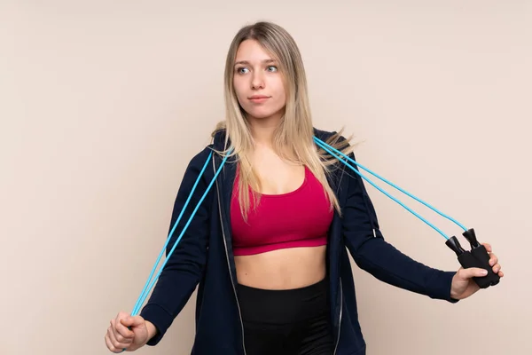 Jovem Mulher Loira Esporte Sobre Fundo Isolado Com Corda Salto — Fotografia de Stock