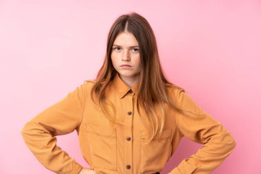 İzole edilmiş pembe geçmişi olan Ukraynalı genç kız kızgın.