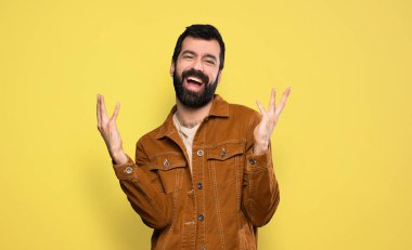 Sakallı yakışıklı adam çok gülümsüyor.