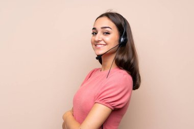 Tecrit edilmiş genç bir kadın kulaklıkla çalışıyor.