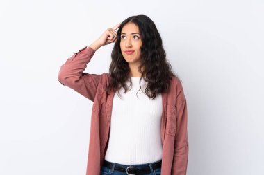 İspanyol Çinli kadın izole edilmiş beyaz arka planda kuşkuları ve kafa karıştırıcı yüz ifadesi var.