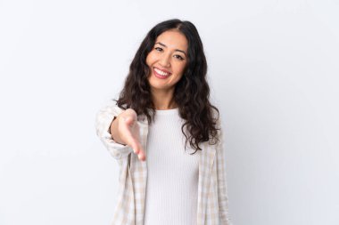 Karma ırk kadını, izole edilmiş beyaz arka planda iyi bir anlaşma için el sıkışıyor.