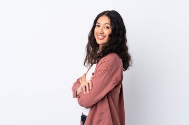 İspanyol Çinli kadın izole edilmiş beyaz arka plan gülüyor