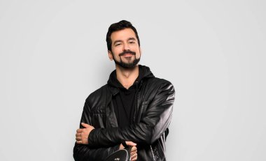 Bisikletli adam kollarını ön cephede kapalı tutuyor. Gri arka planda.