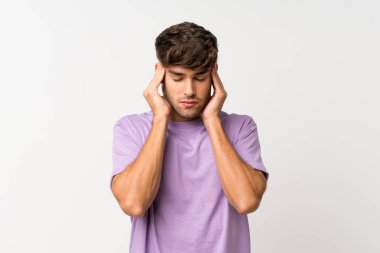 Genç, yakışıklı, soyutlanmış, başı ağrıyan beyaz bir adam.