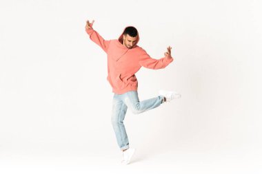 İzole beyaz arka planda sokak dansı yapan adam.