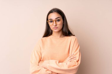 Tecrit edilmiş genç bir kız kollarını kavuşturuyor.