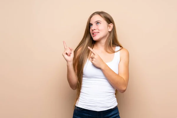 Ragazza Bionda Adolescente Sfondo Isolato Spaventato Indicando Lato — Foto Stock