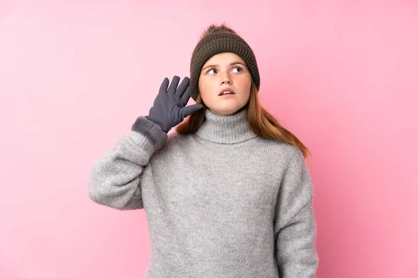 Ukrainska Tonåring Flicka Med Vinter Hatt Över Isolerad Rosa Bakgrund — Stockfoto