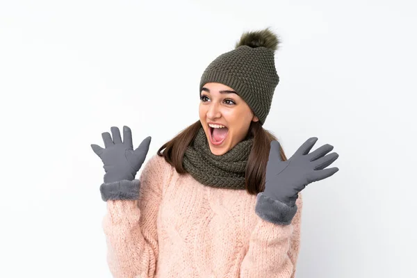 Menina Com Chapéu Inverno Sobre Fundo Branco Isolado Com Expressão — Fotografia de Stock