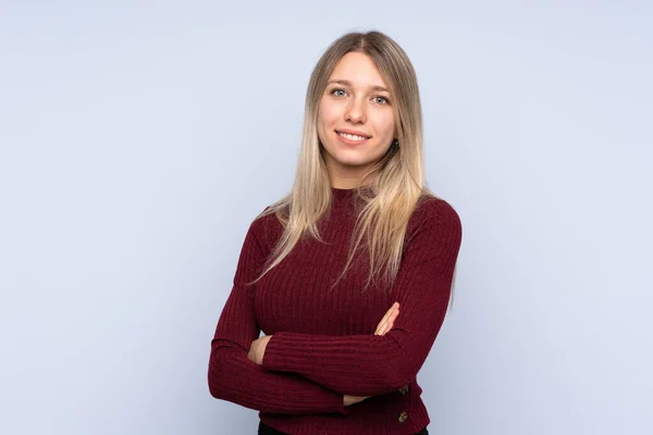 Young Blonde Woman Isolated Blue Background Arms Crossed Looking Forward — Stock Photo, Image