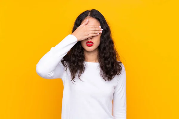 Mulher Raça Mista Sobre Fundo Amarelo Isolado Cobrindo Olhos Por — Fotografia de Stock