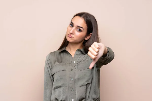 Chica Joven Sobre Fondo Aislado Mostrando Pulgar Hacia Abajo Con —  Fotos de Stock