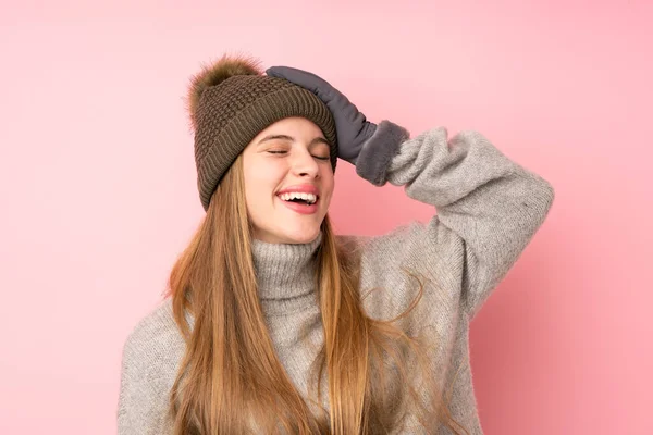 Giovane Ragazza Adolescente Con Cappello Invernale Isolato Sfondo Rosa Ridere — Foto Stock