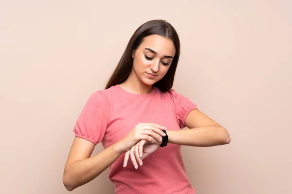 Jeune Femme Sur Fond Isolé Avec Montre Bracelet — Photo