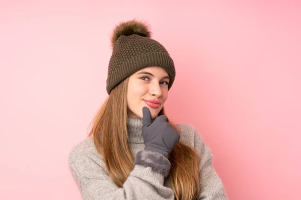 Jong Tiener Meisje Met Winter Hoed Geïsoleerde Roze Achtergrond Lachen — Stockfoto