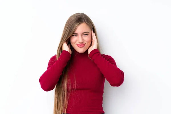 Teenager Blondýny Dívka Přes Izolované Bílé Pozadí Frustrované Zakrývající Uši — Stock fotografie