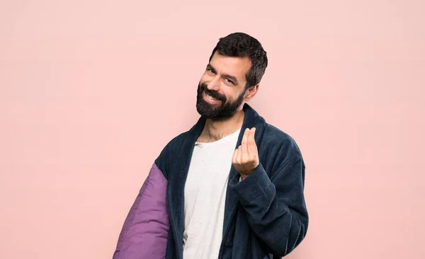 Homem Com Barba Pijama Fazendo Gesto Dinheiro Sobre Fundo Rosa — Fotografia de Stock