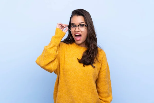 Jong Colombiaans Meisje Met Trui Geïsoleerde Blauwe Achtergrond Met Bril — Stockfoto