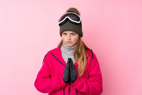 Ukraiński Nastolatek Narciarz Dziewczyna Okulary Snowboardowe Odizolowanym Różowym Tle Błagania — Zdjęcie stockowe