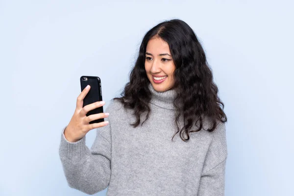 Mujer Española China Sobre Fondo Azul Aislado Haciendo Una Selfie —  Fotos de Stock