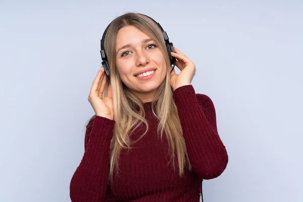 Jeune Femme Blonde Sur Fond Bleu Isolé Écoutant Musique — Photo