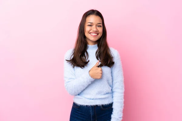 Fiatal Kolumbiai Lány Izolált Rózsaszín Háttér Egy Hüvelykujj Fel Gesztus — Stock Fotó