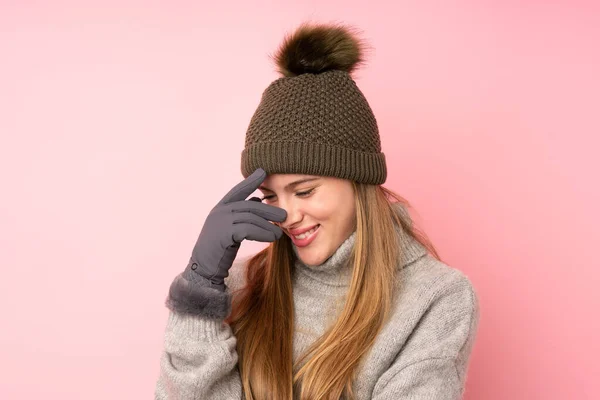 Joven Adolescente Con Sombrero Invierno Sobre Fondo Rosa Aislado Riendo —  Fotos de Stock