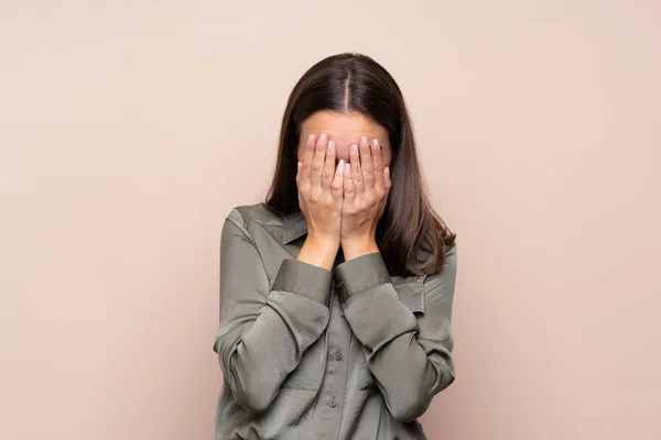 Jeune Fille Sur Fond Isolé Avec Expression Fatiguée Malade — Photo