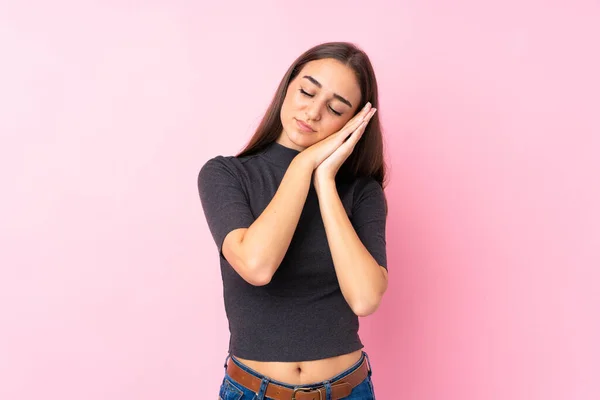 Chica Joven Sobre Fondo Rosa Aislado Haciendo Gesto Del Sueño — Foto de Stock