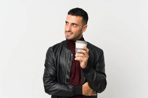 Mladý Muž Nad Izolovaným Bílým Pozadím Drží Kávu Odnést — Stock fotografie