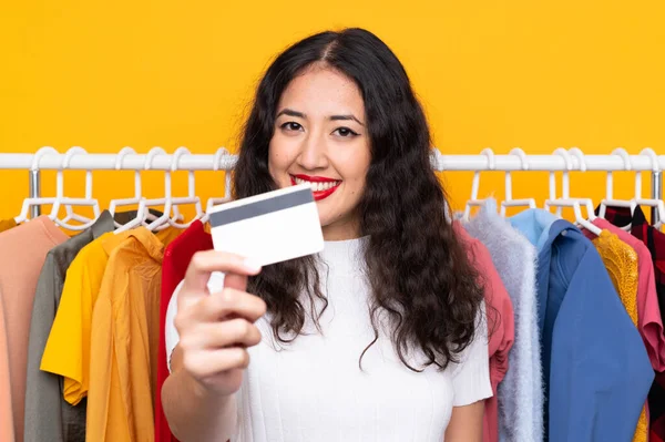 Smíšené Rasy Žena Obchodě Oblečením Držení Kreditní Karty — Stock fotografie