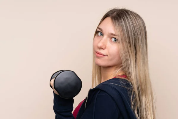 Jovem Mulher Loira Esporte Sobre Fundo Isolado Fazendo Levantamento Peso — Fotografia de Stock