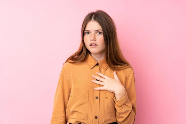 Ukrajinský Teenager Dívka Přes Izolované Růžové Pozadí Překvapené Šokované Při — Stock fotografie