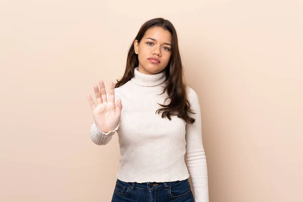 Ung Colombiansk Flicka Över Isolerad Bakgrund Gör Stopp Gest — Stockfoto