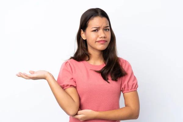 Menina Colombiana Sobre Fundo Branco Isolado Infeliz Por Não Entender — Fotografia de Stock