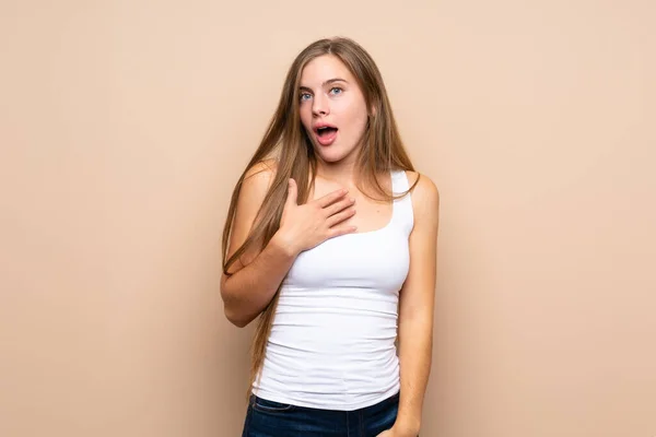 Adolescente Bionda Ragazza Sfondo Isolato Sorpreso Scioccato Mentre Guardando Destra — Foto Stock