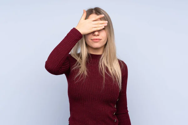 Mujer Rubia Joven Sobre Fondo Azul Aislado Cubriendo Los Ojos — Foto de Stock