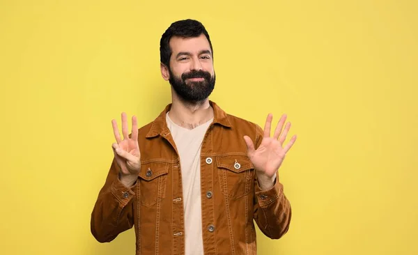 Homem Bonito Com Barba Contando Oito Com Dedos — Fotografia de Stock