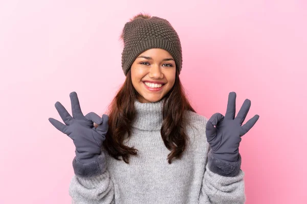 Jovem Colombiana Com Chapéu Inverno Sobre Parede Rosa Isolada Mostrando — Fotografia de Stock