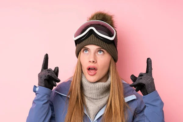 Lyžař Teenager Dívka Snowboarding Brýle Přes Izolované Růžové Pozadí Ukazuje — Stock fotografie