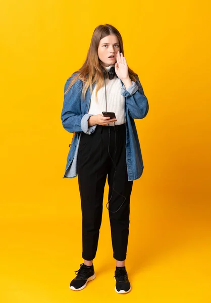 Estudiante Ucraniano Adolescente Chica Sobre Aislado Amarillo Fondo Susurrando Algo — Foto de Stock